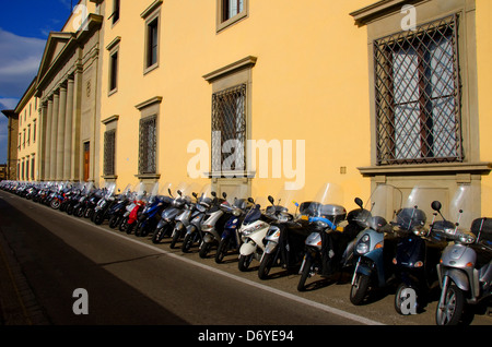 Motos et scooters garés devant un musée, musée des Offices, Florence, Toscane, Italie Banque D'Images