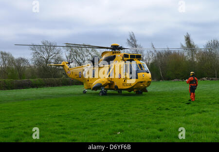 Photo par:Jules Annan photo montre:opération Selfridge, Cirencester Keynes Parcs Aquatiques, Straton Gate Lane, Gloucestershire . Service d'urgence d'une opération de recherche et sauvetage pour une simulation d'écrasement d'un milieu d'où 120 personnes blessés ou morts . Plus de 400 pompiers, ambulance et le personnel médical, la police, les organismes de recherche et de sauvetage et la RAF ont participé au sauvetage de la personne lésée et la récupération des corps morts Date 22/04/2013 Banque D'Images