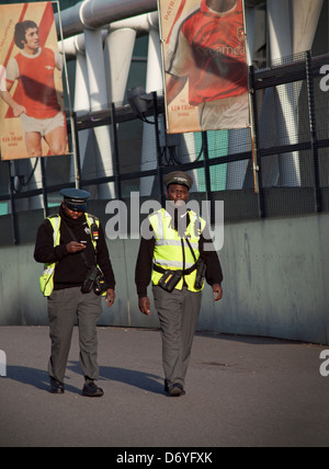 Les gardes de la circulation en patrouille dans les environs de l'Emirates stadium Banque D'Images