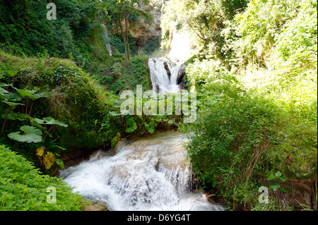 Parco Villa Gregoriana. Tivoli. L'Italie. Vue sur la vallée verte et sereine de l'enfer ou Valle dell'Inferno et ses cascades à t Banque D'Images