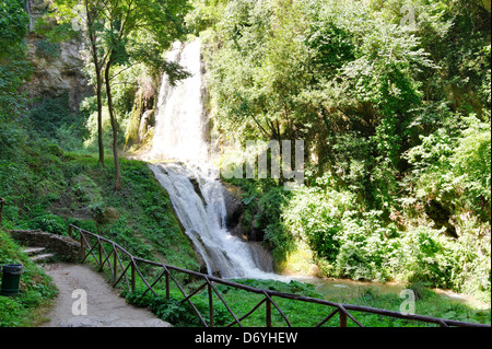 Parco Villa Gregoriana. Tivoli. L'Italie. Vue sur la vallée verte et sereine de l'enfer ou Valle dell'Inferno et ses cascades à t Banque D'Images