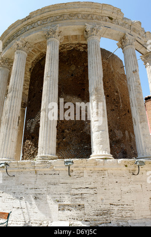 Parco Villa Gregoriana. Tivoli. L'Italie. Vue sur le Temple Romain de Vesta panoramically situé sur l'acropole donnant sur la Banque D'Images