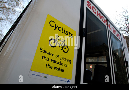 Avis d'avertissement de sécurité pour les cyclistes à l'arrière de l'autobus scolaire, Londres Banque D'Images