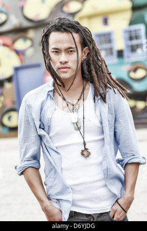 L'homme chinois graves avec des dreadlocks Banque D'Images