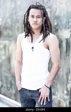 L'homme chinois graves avec des dreadlocks Banque D'Images