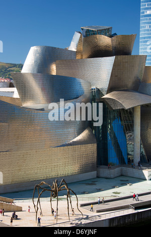 Les touristes au Guggenheim Museum voir l'araignée géante en bronze sculpture 'maman' à Bilbao, Espagne Banque D'Images