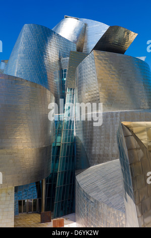 L'architecte Frank Gehry Guggenheim Museum design architectural futuriste en verre et en titane à Bilbao, Pays basque, Espagne Banque D'Images