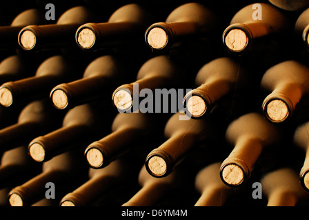 Empilées de vieilles bouteilles de vin dans la cave Banque D'Images