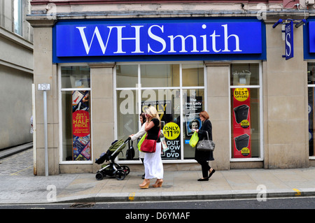 Deux femmes à pied passé boutique WHSmith à Richmond. Londres, Royaume-Uni. Banque D'Images