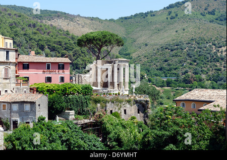 Parco Villa Gregoriana. Tivoli. L'Italie. Vue sur le Temple Romain de Vesta panoramically situé sur l'acropole donnant sur la Banque D'Images