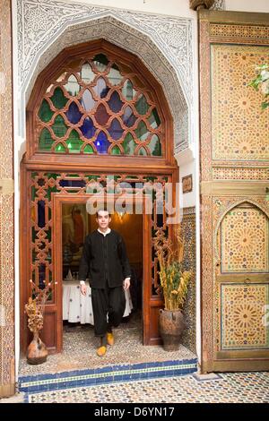 Restaurant, hôtel et maison d'hôtes dans un Riad historique dans la vieille ville de Fès, Maroc Banque D'Images