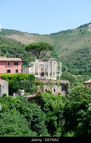 Parco Villa Gregoriana. Tivoli. L'Italie. Vue sur le Temple Romain de Vesta panoramically situé sur l'acropole donnant sur la Banque D'Images