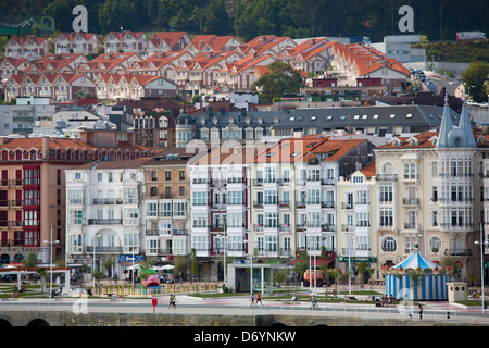 L'architecture traditionnelle avec des nouveaux logements en bord de mer dans station balnéaire de Castro Urdiales dans le Nord de l'Espagne Banque D'Images