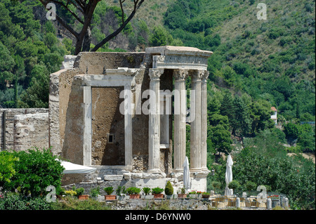 Parco Villa Gregoriana. Tivoli. L'Italie. Vue sur le Temple Romain de Vesta panoramically situé sur l'acropole donnant sur la Banque D'Images