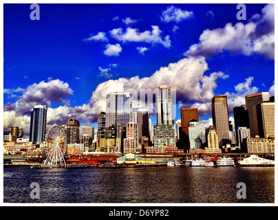 Nuages spectaculaires sur les toits de la ville, Seattle, Washington, United States Banque D'Images