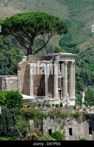 Parco Villa Gregoriana. Tivoli. L'Italie. Vue sur le Temple Romain de Vesta panoramically situé sur l'acropole donnant sur la Banque D'Images