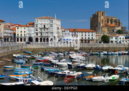 Station balnéaire de Castro urdiales dans le nord de l'Espagne avec la 13e siècle Eglise de santa maria, l'église de Saint Mary. Banque D'Images