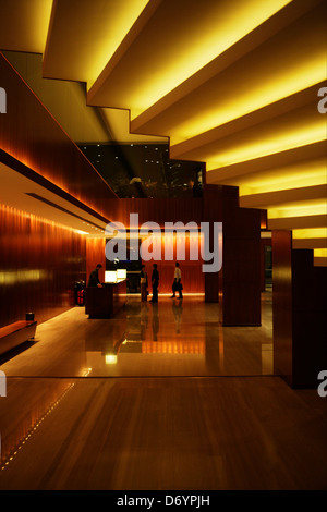 À la recherche de dessous un escalier éclairé dans le hall de l'hôtel Grand Hyatt, Little India, Singapour Banque D'Images