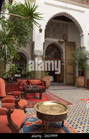 Restaurant, hôtel et maison d'hôtes dans un Riad historique dans la vieille ville de Fès, Maroc Banque D'Images