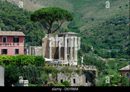 Parco Villa Gregoriana. Tivoli. L'Italie. Vue sur le Temple Romain de Vesta panoramically situé sur l'acropole donnant sur la Banque D'Images