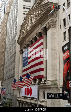 Façade de la Bourse de New York à Wall Street street sign. Banque D'Images