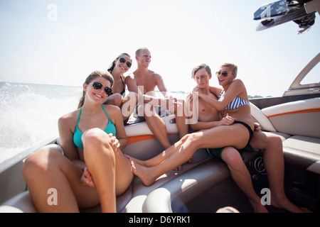 USA, Texas, Lewisville, les adolescents se détendre sur le lac en bateau ski Lewisville Banque D'Images