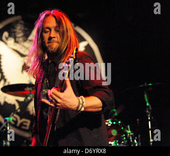 West Hollywood, Californie, USA. 25 avril, 2013. TROY MCLAWHORN musicien-guitariste du groupe Evanescence, effectuant à la bataille de l'esprit début de film et de prestations pour anciens combattants américains, au Point Ephémère, West Hollywood, CA, USA, 24 avril 2013..l'image de crédit cr Scott Mitchell/ZUMA Press (Image Crédit : Crédit : Scott Mitchell/ZUMAPRESS.com/Alamy Live News) Banque D'Images