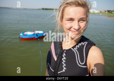 USA, Texas, Lewisville, Teenage girl having fun riding in ski voile Banque D'Images