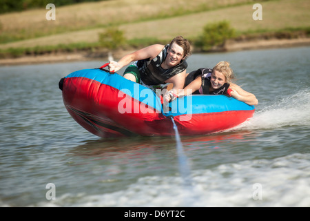 USA, Texas, Lewisville, deux adolescents équitation sur le tube intérieur sur le lac Lewisville Banque D'Images