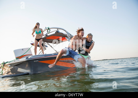 USA, Texas, Lewisville, les adolescents de sauter du bateau de ski Banque D'Images