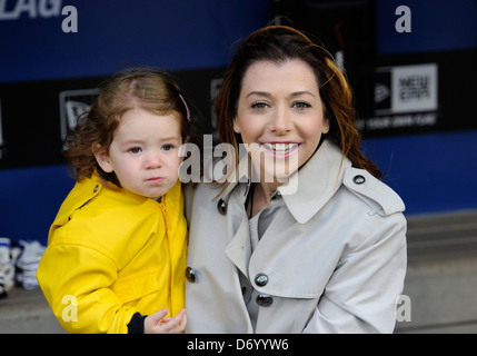 Alyson Hannigan et sa fille Satyana assiste à la Nouvelle York Mets vs. San Francisco Giants à Citi Field et le Queens, New York - 04.05.11 C Banque D'Images