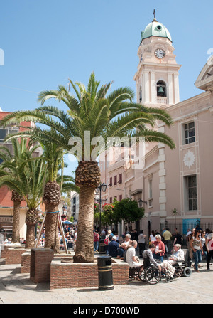 Les touristes et les consommateurs locaux foule Main Street, Gibraltar Banque D'Images