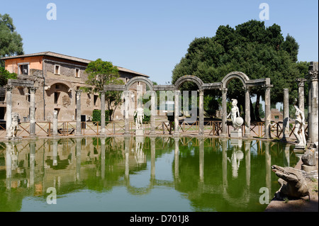 Villa Adriana. Tivoli. L'Italie. Vue de l'extrémité nord de la monumentale Canopus qui est un mystique reflecting pool a rencontré 228 Banque D'Images