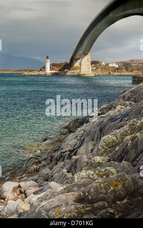 Une vue de la route et le pont de Skye phare sur Eilean Ban prises à partir de l'île de Skye à la recherche de l'autre côté de la mer. Banque D'Images