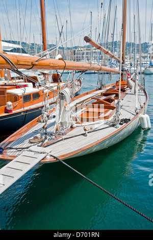 Bateau à voile classique Nan de Fife, construite en 1896, amarré dans le port de Cannes, sud de la France Banque D'Images