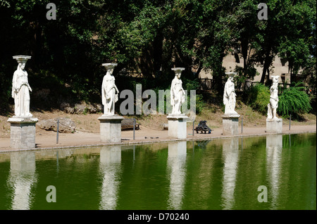 Villa Adriana. Tivoli. L'Italie. Avis de copies à cariatides de l'Erechtheion athénienne la doublure de la monumentale C mystique Banque D'Images