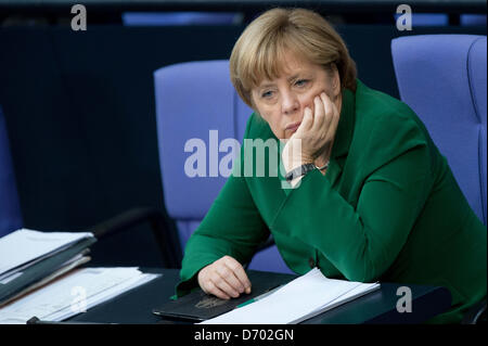 Berlin, Allemagne. 25 avril 2013.La chancelière allemande, Angela Merkel se trouve dans le Bundestag allemand à Berlin, Allemagne, 25 avril 2013. Photo : MAURIZIO GAMBARINI/DPA/Alamy Live News Banque D'Images