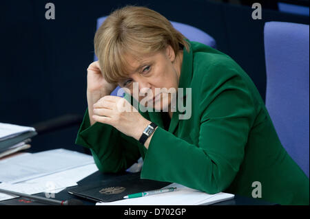 Berlin, Allemagne. 25 avril 2013.La chancelière allemande, Angela Merkel se trouve dans le Bundestag allemand à Berlin, Allemagne, 25 avril 2013. Photo : MAURIZIO GAMBARINI/DPA/Alamy Live News Banque D'Images