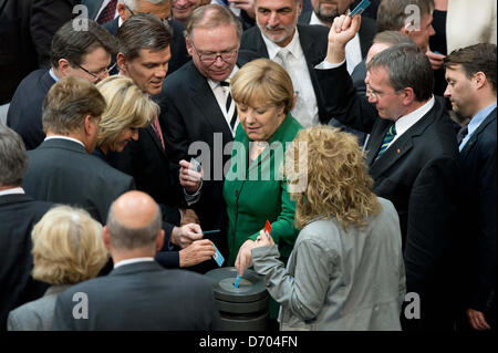 Berlin, Allemagne. 25 avril 2013.La chancelière allemande, Angela Merkel, voix au Bundestag allemand à Berlin, Allemagne, 25 avril 2013. Photo : MAURIZIO GAMBARINI/DPA/Alamy Live News Banque D'Images