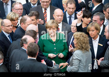 Berlin, Allemagne. 25 avril 2013.La chancelière allemande, Angela Merkel, voix au Bundestag allemand à Berlin, Allemagne, 25 avril 2013. Photo : MAURIZIO GAMBARINI/DPA/Alamy Live News Banque D'Images