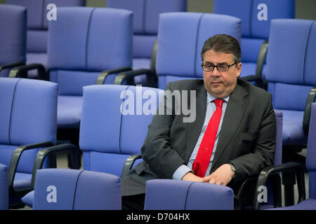 Berlin, Allemagne. 25 avril 2013.président du SPD, Sigmar Gabriel, s'assoit dans le Bundestag allemand à Berlin, Allemagne, 25 avril 2013. Photo : MAURIZIO GAMBARINI/DPA/Alamy Live News Banque D'Images