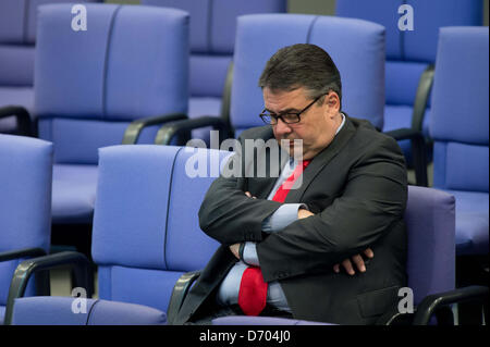 Berlin, Allemagne. 25 avril 2013.président du SPD, Sigmar Gabriel, s'assoit dans le Bundestag allemand à Berlin, Allemagne, 25 avril 2013. Photo : MAURIZIO GAMBARINI/DPA/Alamy Live News Banque D'Images