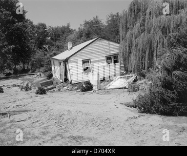 Cette image illustre une maison endommagée par les inondations causées par l'ouragan Camille près de la rivière Rockfish en Virginie. La photographie illustre les destructions causées par la tempête et son impact sur les habitations et les infrastructures locales en 1969. Banque D'Images