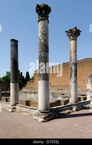 Villa Adriana. Tivoli. L'Italie. Vue sur le reste de la grande cour à colonnade ou Peschiera du palais d'hiver. Il origine Banque D'Images