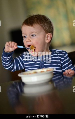 Les repas des tout-petits un lui-même un bol plein de pâtes. Banque D'Images