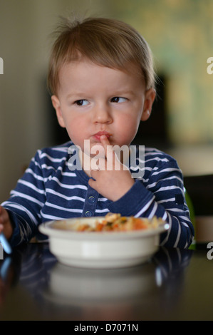 Les repas des tout-petits un lui-même un bol plein de pâtes. Banque D'Images