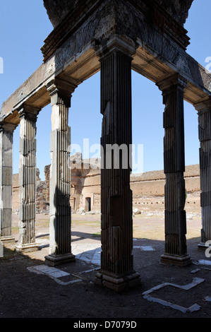 Villa Adriana. Tivoli. L'Italie. Vue sur les vestiges de l'Edificio con Pilastri Dorici, un espace ouvert entouré d'un port voûté Banque D'Images