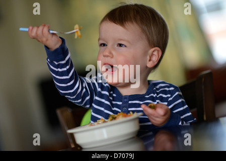 Les repas des tout-petits un lui-même un bol plein de pâtes. Banque D'Images