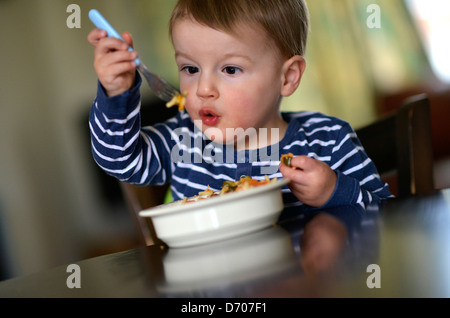 Les repas des tout-petits un lui-même un bol plein de pâtes. Banque D'Images