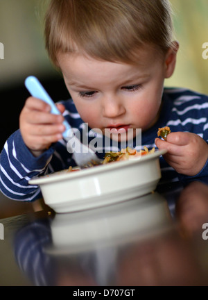 Les repas des tout-petits un lui-même un bol plein de pâtes. Banque D'Images